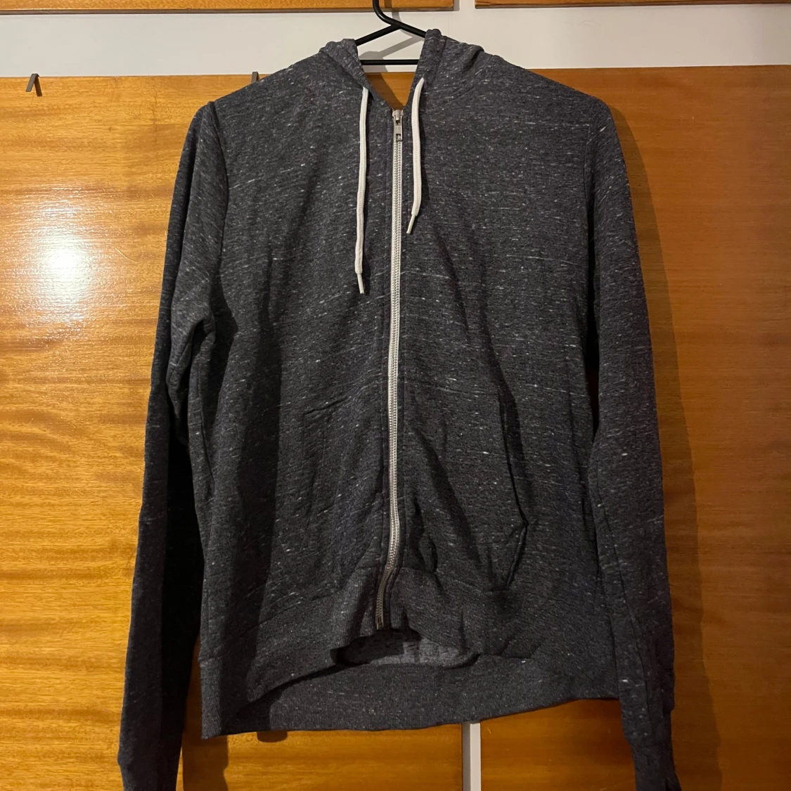 Mörkgrå hoodie med dragkedja