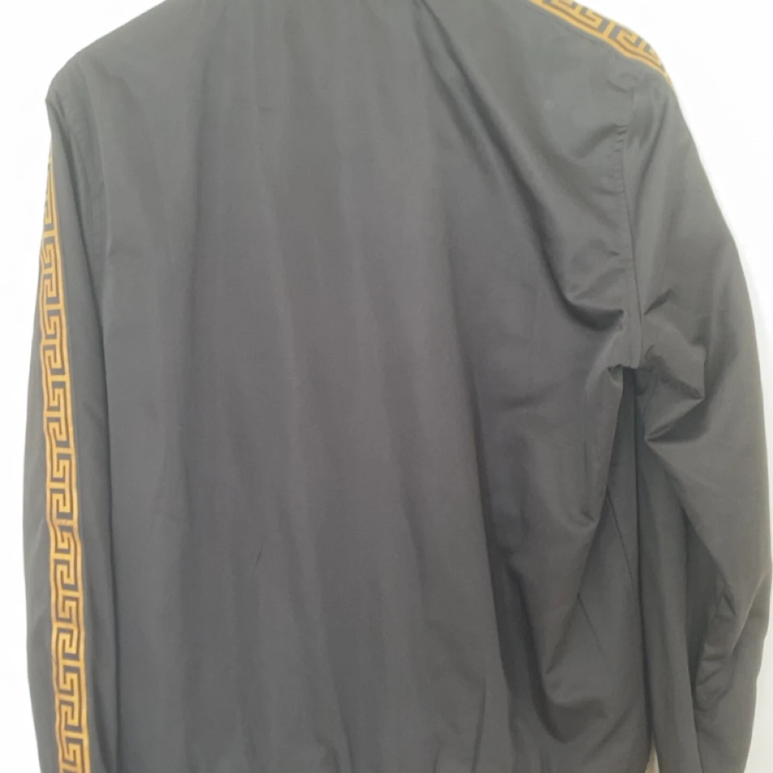 Svart Versace bomberjacka med guldmönster - 2