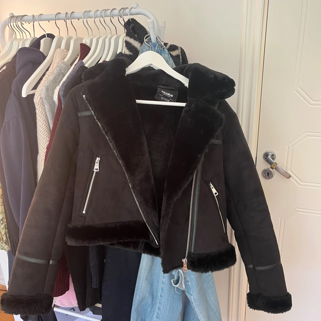 Svart pälsjacka från Pull&Bear