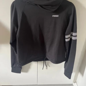 Stronger set - Stronger set . Storlek s. Både tröja och byxor