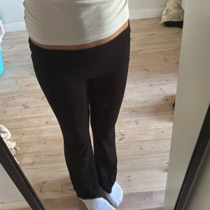 Svarta bootcut mjukisbyxor - Svarta mjukisbyxor med bootcut-snitt och låg midja. Sköna och stretchiga
