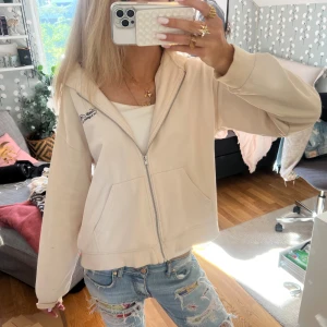 Beige hoodie med dragkedja  - Beige hoodie med dragkedja. Storlek s🥰🥰