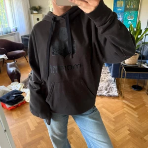 Marant hoodie - Isabel marant hoodie i urtvättad svart färg. Jag är 171 och sitter oversized.