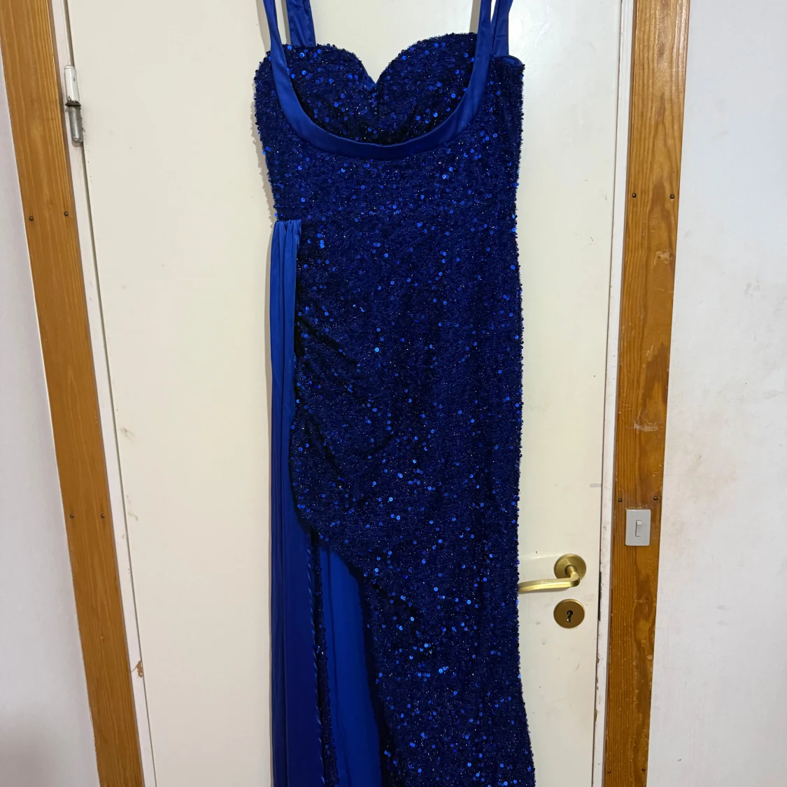 Glittrig blå långklänning med släp - 4