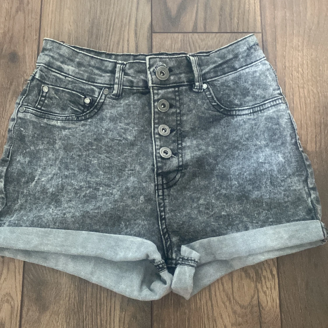 Grå högmidjade jeansshorts FB Sister