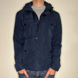 Field Jacka - Jacka från Peak Performance | Skick: 8/10 | Storlek: M | Nypris: 1659kr | Säljer för 569kr | Spårbar frakt via Postnord eller Instabox | Hör av dig vid frågor eller funderingar 