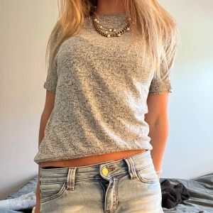 T-shirt  - Säljer denna jätte fina t-shirten i xs🩶🩶har tyvärr ett litet hål vid kragen men syns inte tydligt och är super lätt att laga🥰inte mina bilder🥰skriv vid frågor
