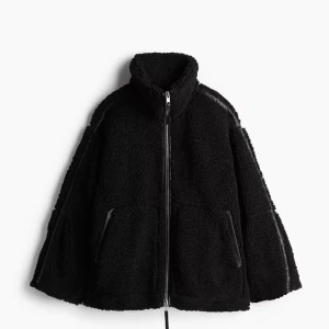 Den populära teddyjackan från hm💞💞 - Säljer denna slutsålda teddyjacka från HM! Köpte för 900 säljer för 789 då den är som i nyskick! Och knappt andvänd💞🥹 pris kan diskuteras💞