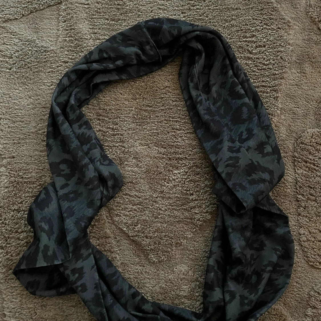 Mörkgrå leopardmönstrad halsduk