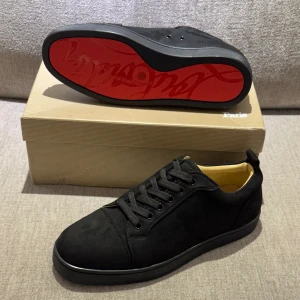 Christian Loubotins  - Christian Louboutin-inspirerade sneakers i helsvart med klassisk röd sula 🔥 Storlek 43, helt nya och aldrig använda. Lyxig stil till ett bättre pris!  💸 Pris: 1799 kr ⚠️ Pris går att diskutera vid snabb affär 🤝