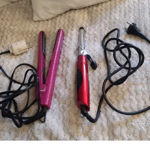 Plattång och locktång - Säljer ett set med plattång och locktång i rött och rosa. Båda med sladd och EU-kontakt. Fungerar bra, endast mindre bruksspår synliga. Perfekt för styling av håret hemma eller på resan.