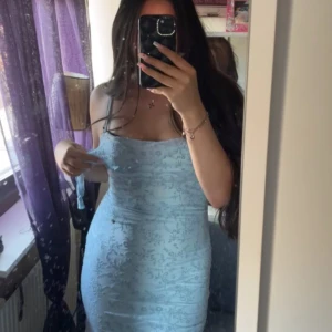 Fin blå klänning  - Jättefin ny blå klänning som används 1 gång, perfekt till ett fint event