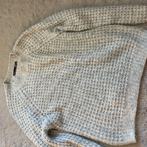Grå stickad tröja från lager 157 - Säljer en grå stickad tröja från 157 i storlek S. Tröjan har ett grovt, strukturerat mönster och ribbade muddar vid hals, ärmslut och nederkant. Perfekt för dig som gillar en chill och enkel stil med lite extra textur.