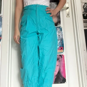 80-tals byxor från Åhléns - Snygga tygbyxor från Åhléns. Storleken är 38 men passar bättre på någon med 34 för är lite tighta på mig som har 36.  Jag kan mötas upp i Uddevalla centrum, annars fraktar jag gärna. Köparen står för frakten. (Står ej för postens slarv) katt finns i hemmet. 