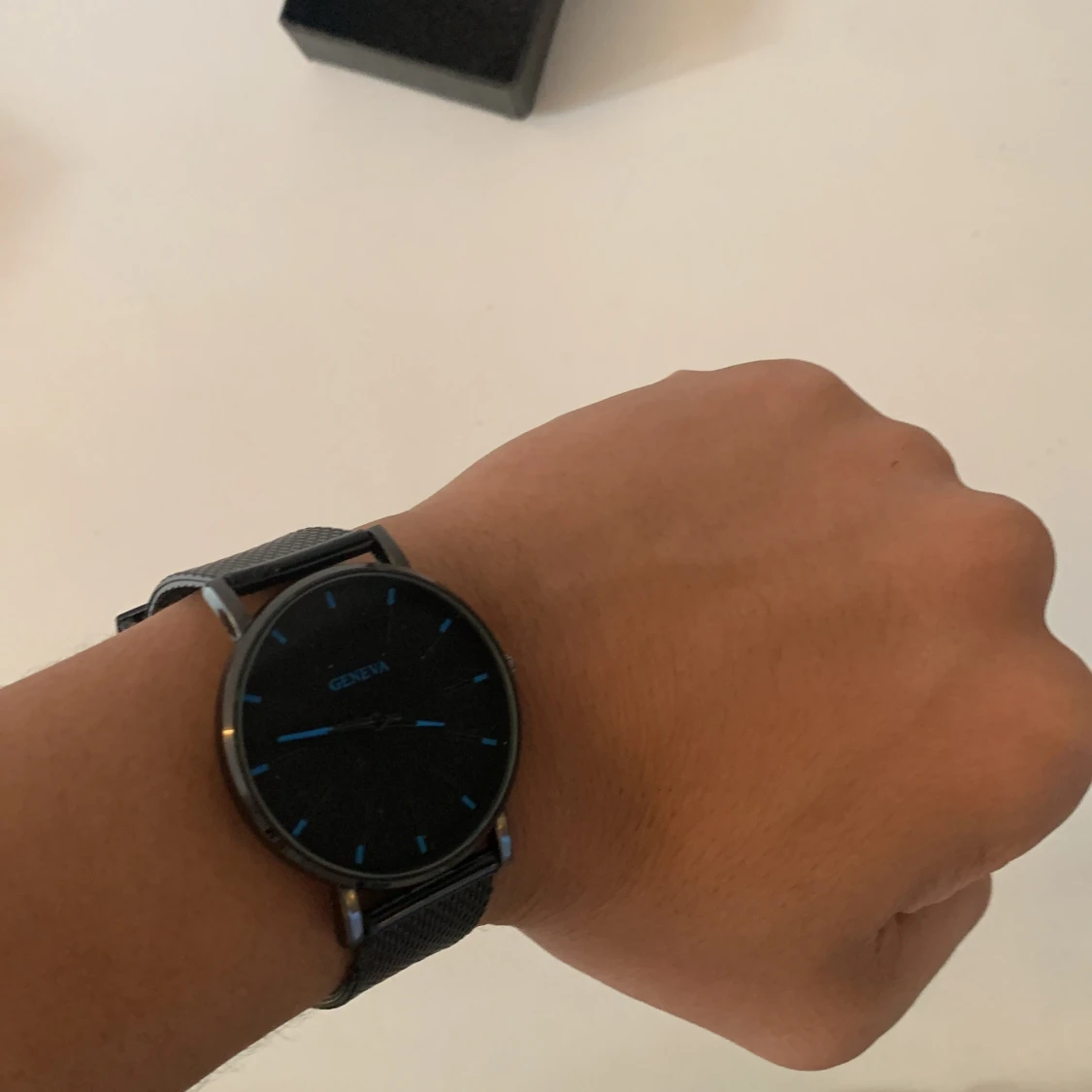 Svart minimalistisk klocka från Geneva - 1