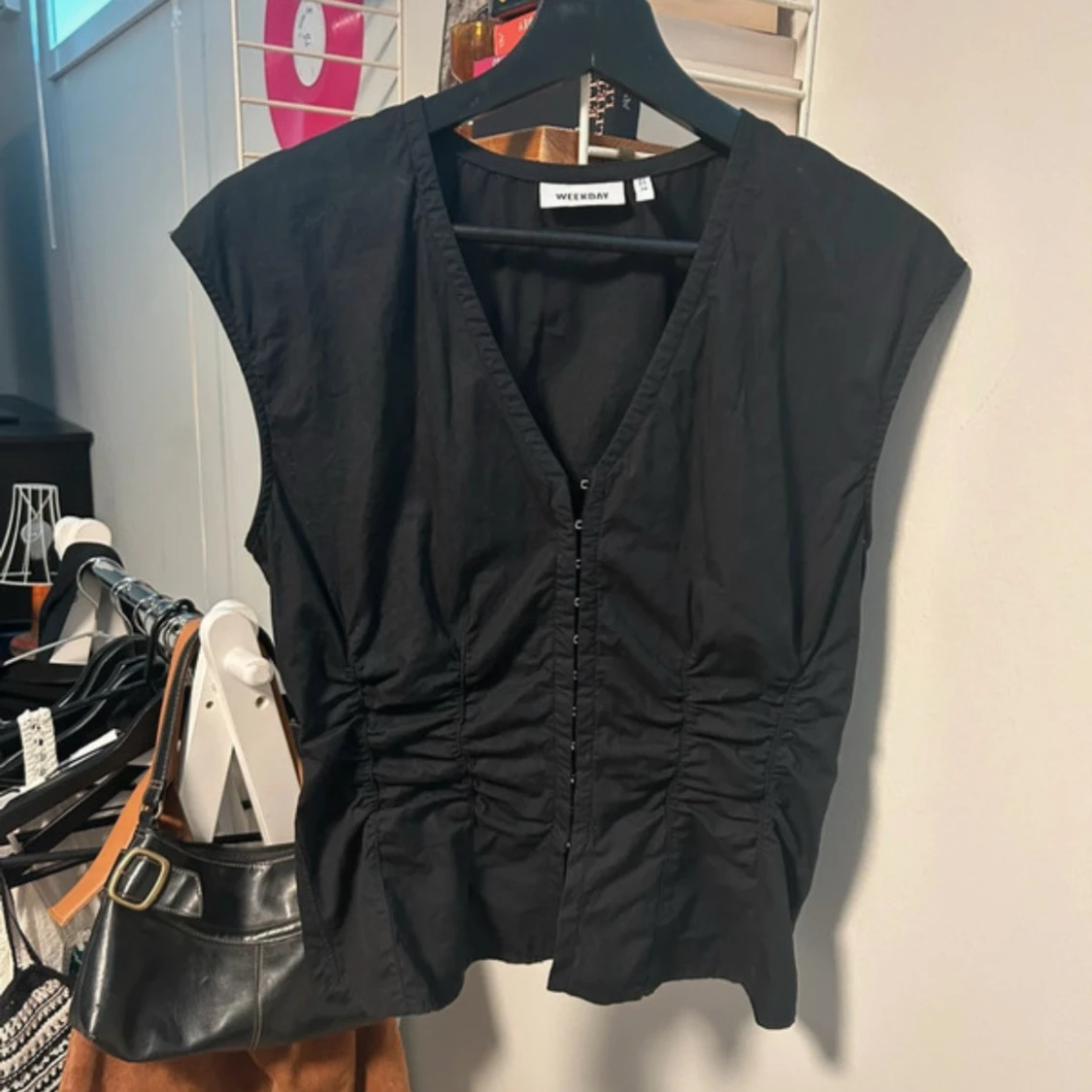 Svart v-ringad topp från Weekday