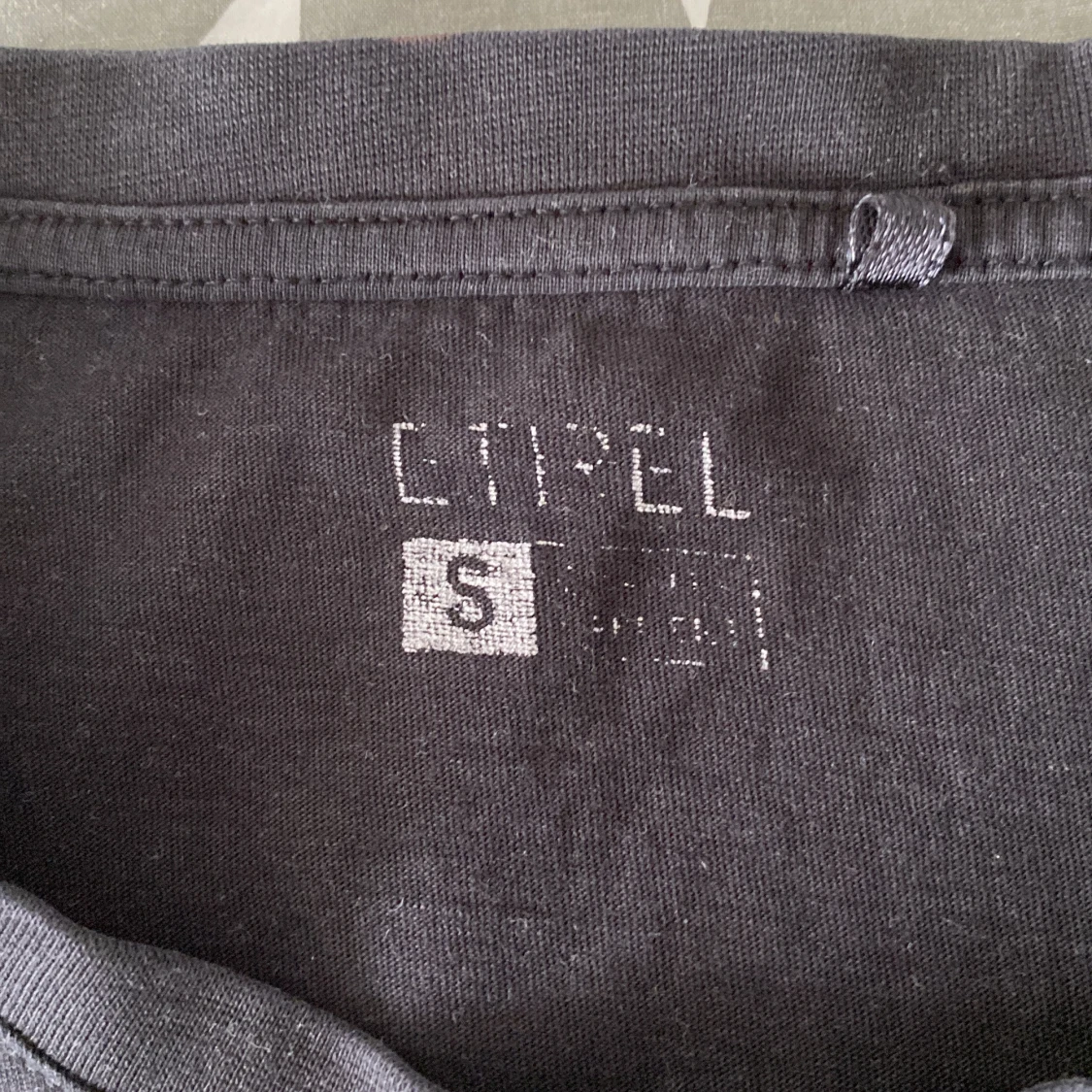 Svart t-shirt med Pulse-tryck från Etirel - 3