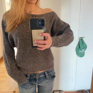 Brun stickad offshoulder-tröja - Skitsnygg brun stickad tröja med offshoulder-design. Jättemysig till hösten!! Endast använd ett fåtal gånger🥰🥰💗