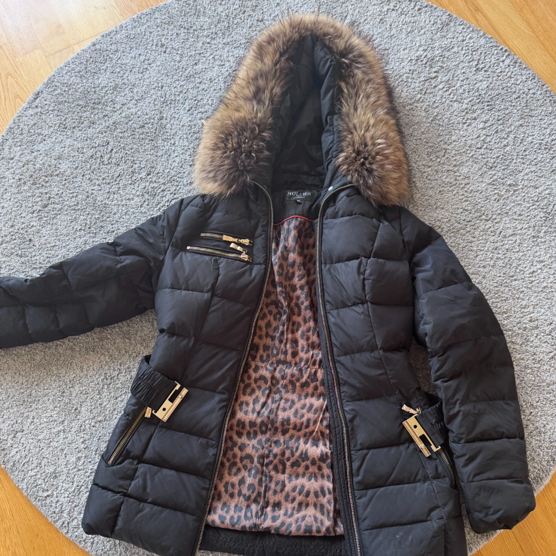 Svart dunjacka med riktig päls och leopardfoder