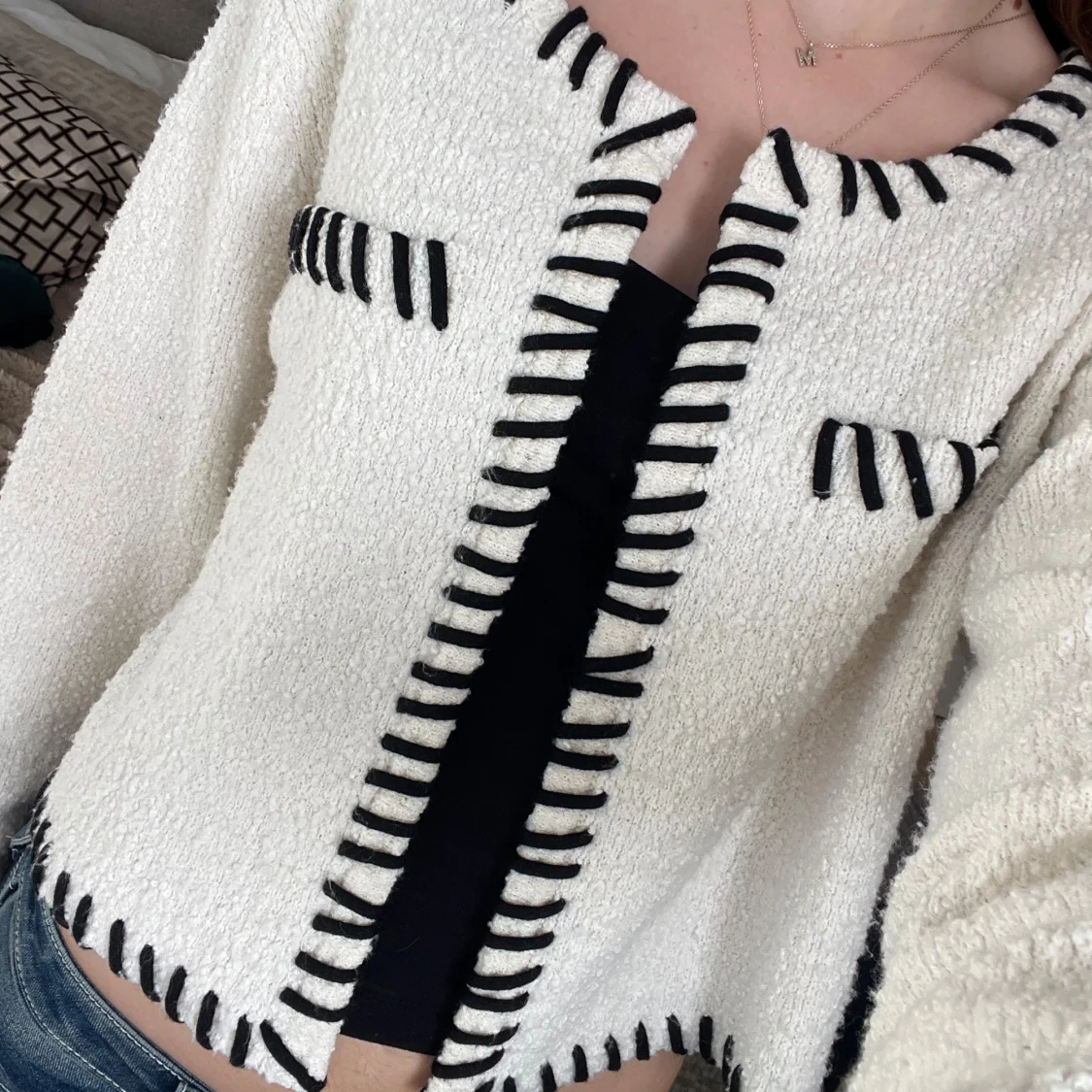 Vit kofta med svarta detaljer