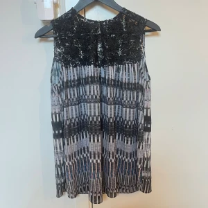 Blus twist&tango - Fin blus från märket twist&tango. Endast använd fåtal gånger, inga defekter. Som ny. Broderat upptill som går över till mönstrat tyg. I nacken finns det en liten hake som man knäpper. Det står ingen storlek men känns som en S. Finns inte längre att köpa på hemsidan. 