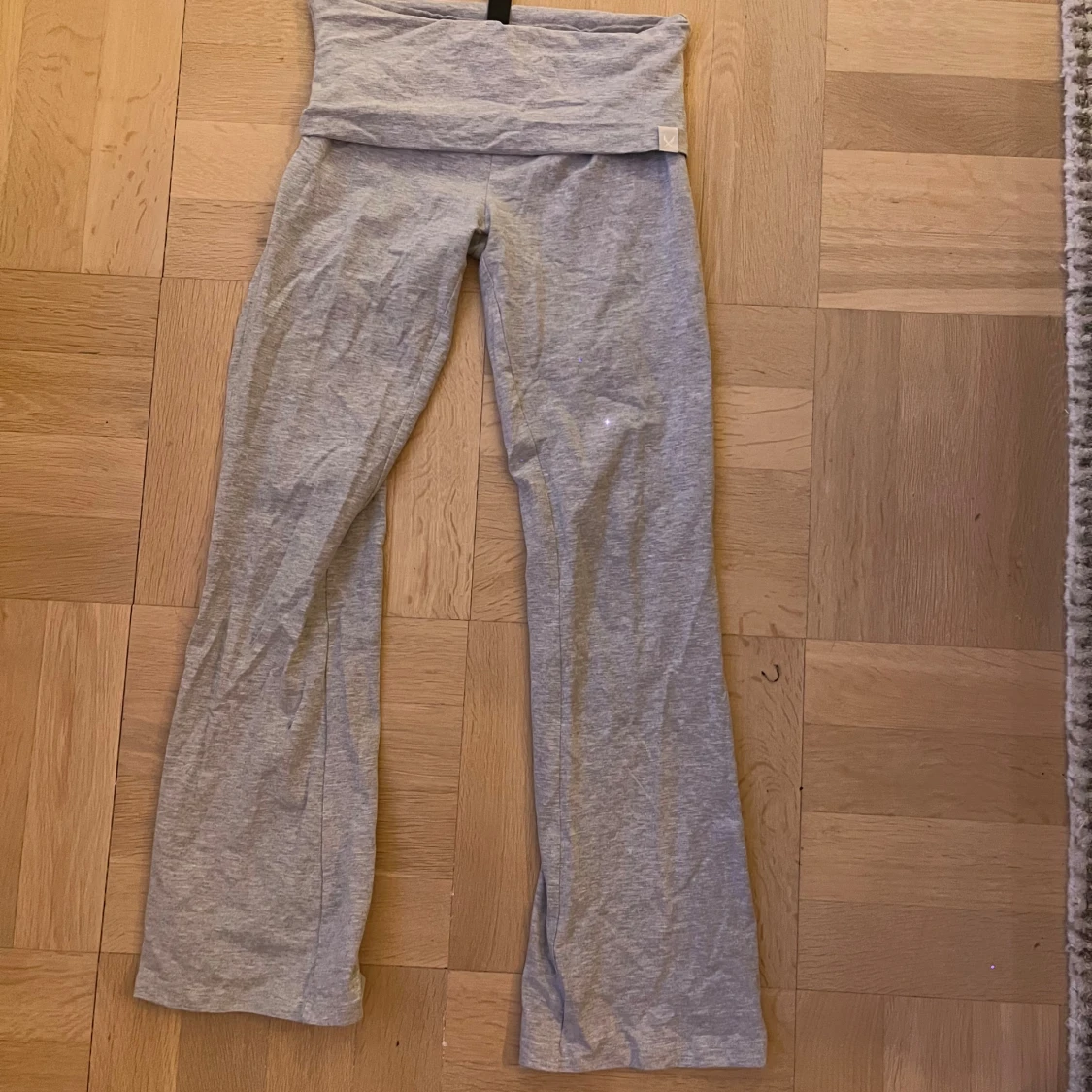Gråa bootcut yogabyxor