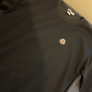 Moncler tröja - Vikt: 74-80kg. Längd: 175-185cm. Pris går att diskuteras 