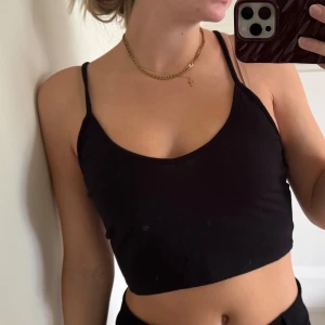 Svart spetslinne - Svart croppad linnetopp från Even&Odd spets på ryggen. Helt ny