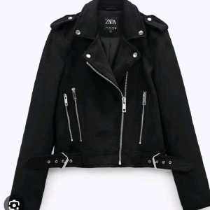 2 svarta skinnjacka från Zara och Nelly.  - Snygg svart skinnjacka från Zara med silvriga dragkedjor, axelklaffar och bälte i midjan. Jackan har flera fickor med dragkedja och en klassisk bikerkrage. Perfekt för dig som vill ha en edgy och stilren look. PAKETPRIS FÖR BÅDA(400) Storlek 34 och 36