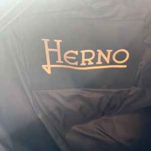 Grå mocka cardigan  från Herno - Snygg mockacardigan  från Herno i grått  och stickade detaljer. Jackan har quiltad design och känns både modern och klassisk. Materialmix med ull och mocka  ger en lyxig känsla och värme. Perfekt för dig som vill ha en stilren vinterjacka med det lilla extra. Perfekt jacka för vintern. Passar dig runt 178/187