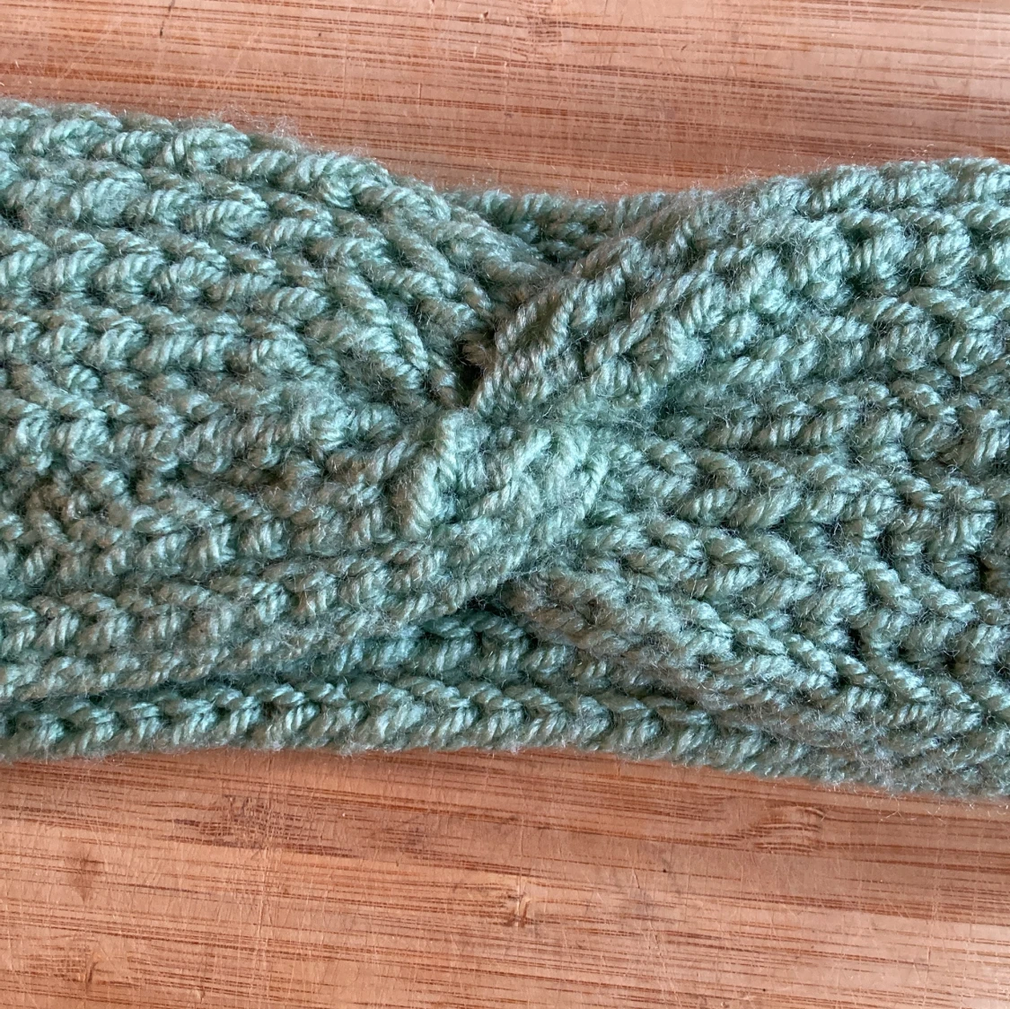 Virkat grönt pannband twistad front - 1