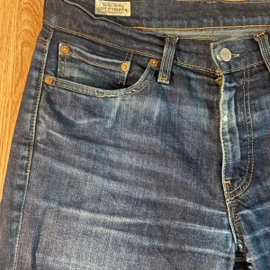Levi's 511 mörkblå jeans - Levi’s 511, slitna på det eleganta sättet. Den perfekta balansen mellan vardagslyx och karaktär. Lagade detaljer som gör dem redo för lång användning. ⚡️ Tveka inte med att höra av dig vid funderingar eller vid önskan om fler bilder! ✌️