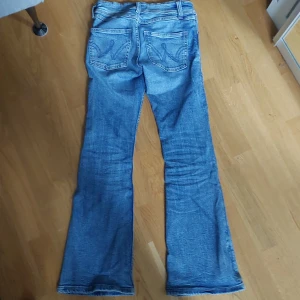 Blå bootcut jeans från Gina Tricot - Snygga blå jeans från Gina Tricot som är bootcut med låg midja. Är i stl, 146 men är som 152
