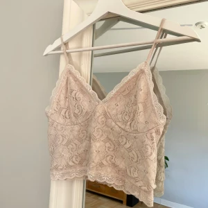 Croptop i spets från Bikbok  - Spetstopp från bikbok som används några enstaka gånger. Superfin men tyvärr för liten för mig nu. Banden är justerbara och det är strech i ryggen! Det är storlek XS men jag har alltid varit en S i toppar då jag haft på mig denna. Material: 90% polyamid, 10% elastan (foder 100% polyester).