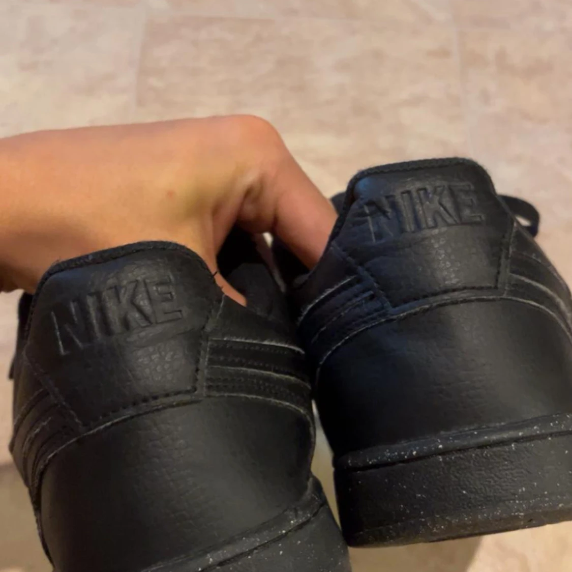 Säljer svart Nike court vison  - 4