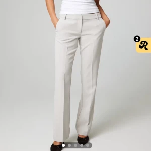 Vera kostymbyxa från BikBok - Säljer mina populära  kostymbyxa från BikBok med medellåg midja och raka ben. Säljer i både ljusbeige och svart , de är endast använda några få gånger och kan tänka mig 150kr/st 🤍