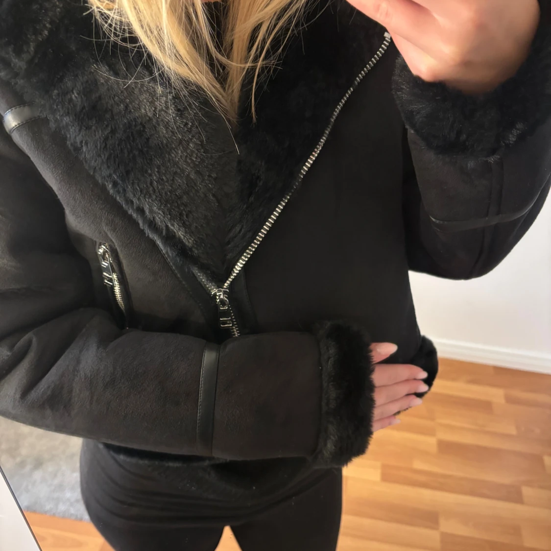 Svart läder/päls jacka med dragkedja - 3