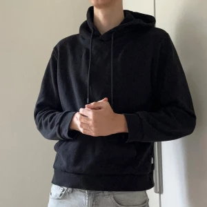Hoodie Från Jack & Jones - Stickad tröja från WE Fashion, 39% bomull och 61% polyester. Har använts en del men är i bra skick – enda slitaget är att den blivit pyttelite nopprig. Jag är 188 cm och tycker den är för liten. Nypris: 399 kr