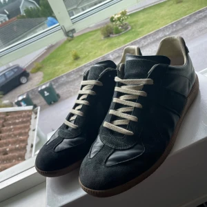 Maison margiela GATS - Säljer nu mina asfeta maison margiela gats, efter som att dom har fått sin användning. Storlek 43, de är i ganska bra skick men man ser på sulan att dom är använda. Annars ser dom inprinsipt nya ut. Allt OG medföljer som dustbag för båda skorna och lådan. Skriv gärna om du undrar något. MVH Neo.