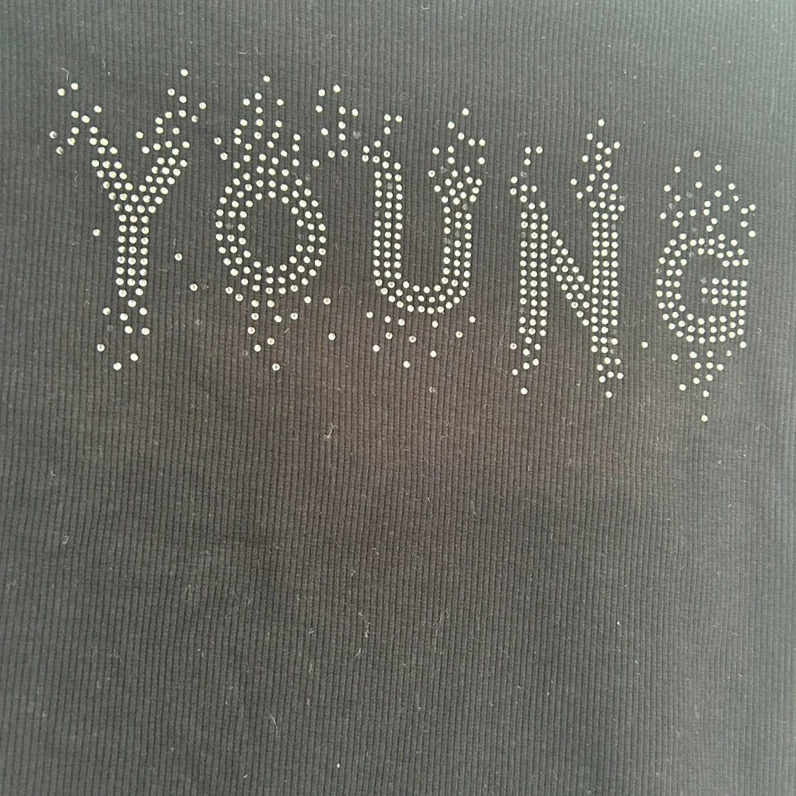 Svart topp med volangärm från Gina Tricot - 3