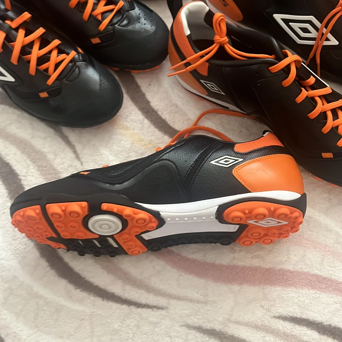 Umbro svarta och orangea fotbollsskor - 2