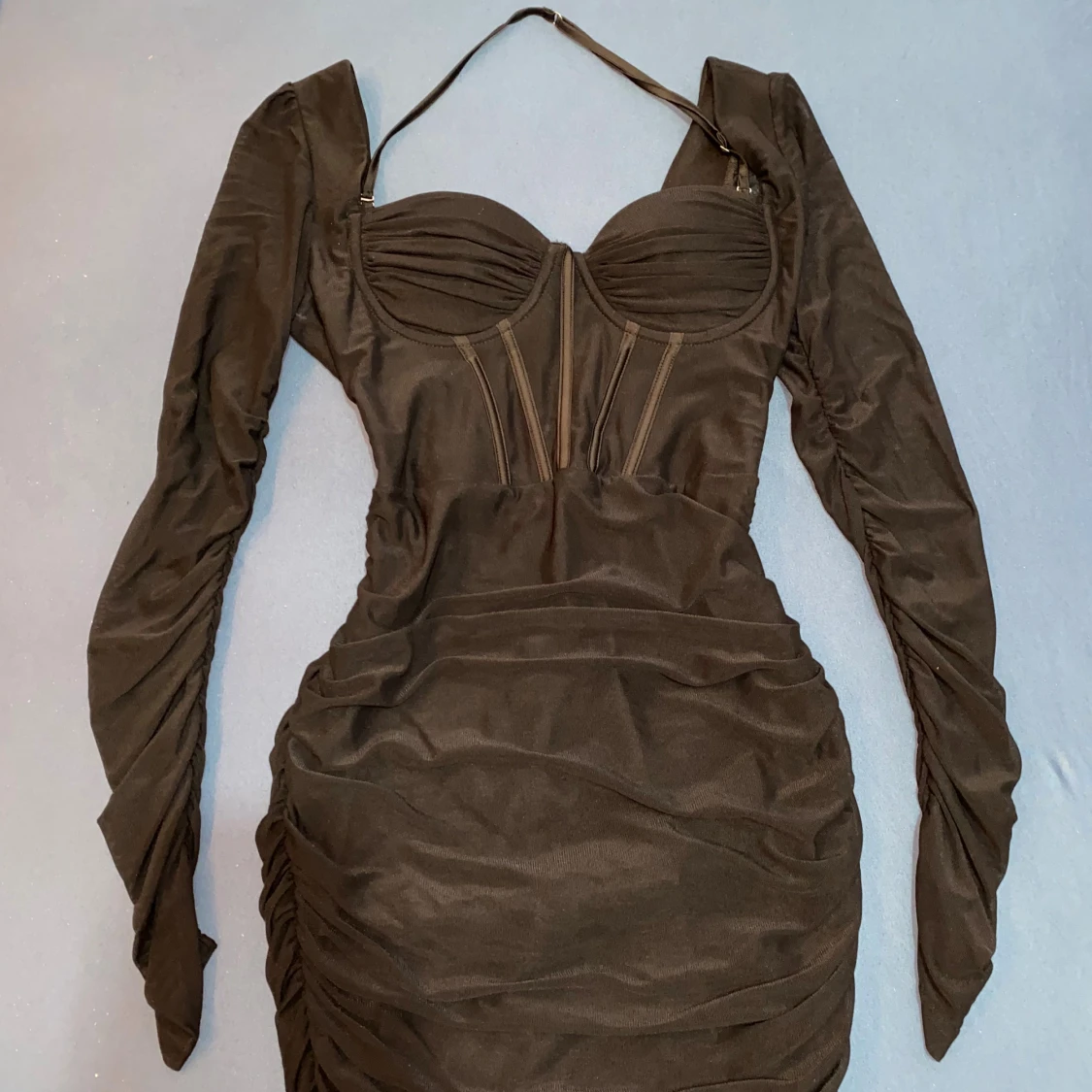 Svart tight kortklänning med meshärmar