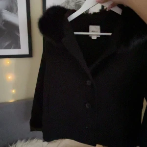 y fur felt jacket  - Säljer den trendiga slutsålda y fur felt jackan från gina tricot 14+ i storlek XS, nypris 500, har bara testat den, den är helt ny! 🩷