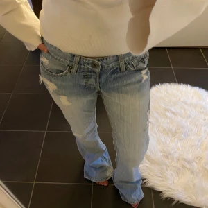 Ljusa guess jeans - Midjemått rakt över ca 40 cm och innerbenslängd ca 85 cm:) ska kontrollmäta 