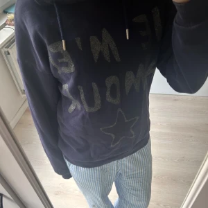 Mörkblå hoodie med glittertext och stjärna - En mysig marin blå Gina Young hoodie i storlek 146-125
