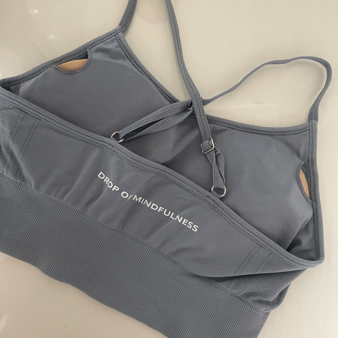 Grå sporttopp från Drop of Mindfulness - 1