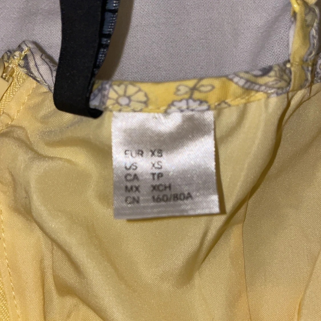 Gul mönstrad volangklänning H&M XS - 3