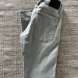 Ljusgrå Replay jeans, midja 31/30 - Snygga ljusgrå jeans från Replay. Anbass