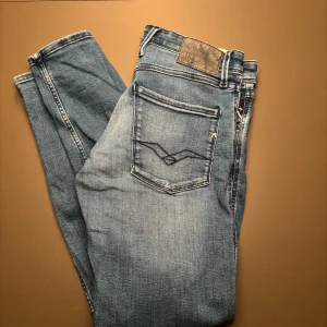 Replay Anbass blå jeans herr 32 - Riktigt feta Replay Anbass Jeans. De är använda ett fåtal gånger. Skick 9/10. Hör av er vid frågor eller funderingar