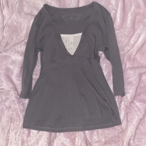 Söt tröja med spets - Grå tröja med spets, inga defelter. Verkligen super söt, passar mer som M